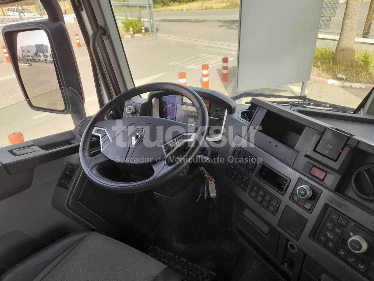 renault-t480-sleeper-cab-31