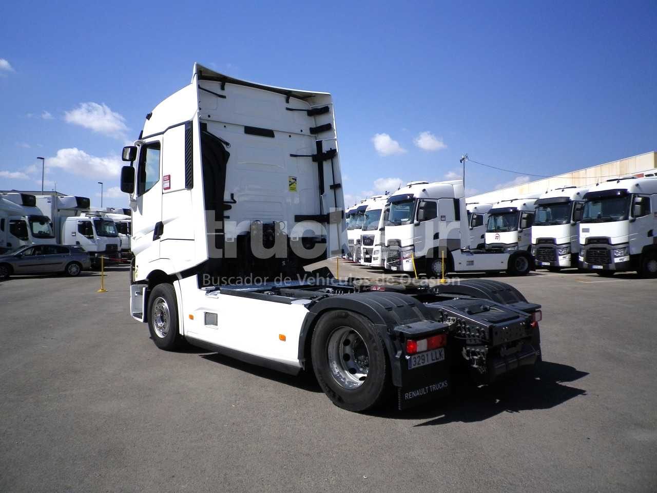 renault-t520-high-sleeper-cab-30