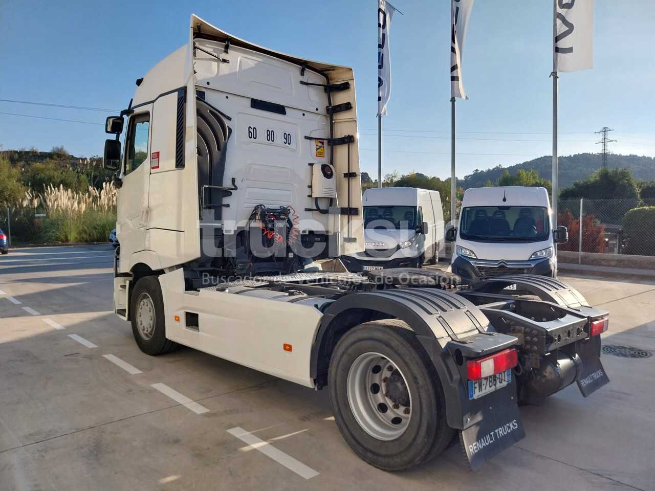 renault-t520-high-sleeper-cab-62