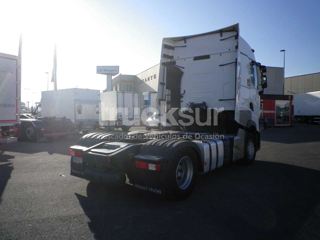 renault-t520-high-sleeper-cab-41