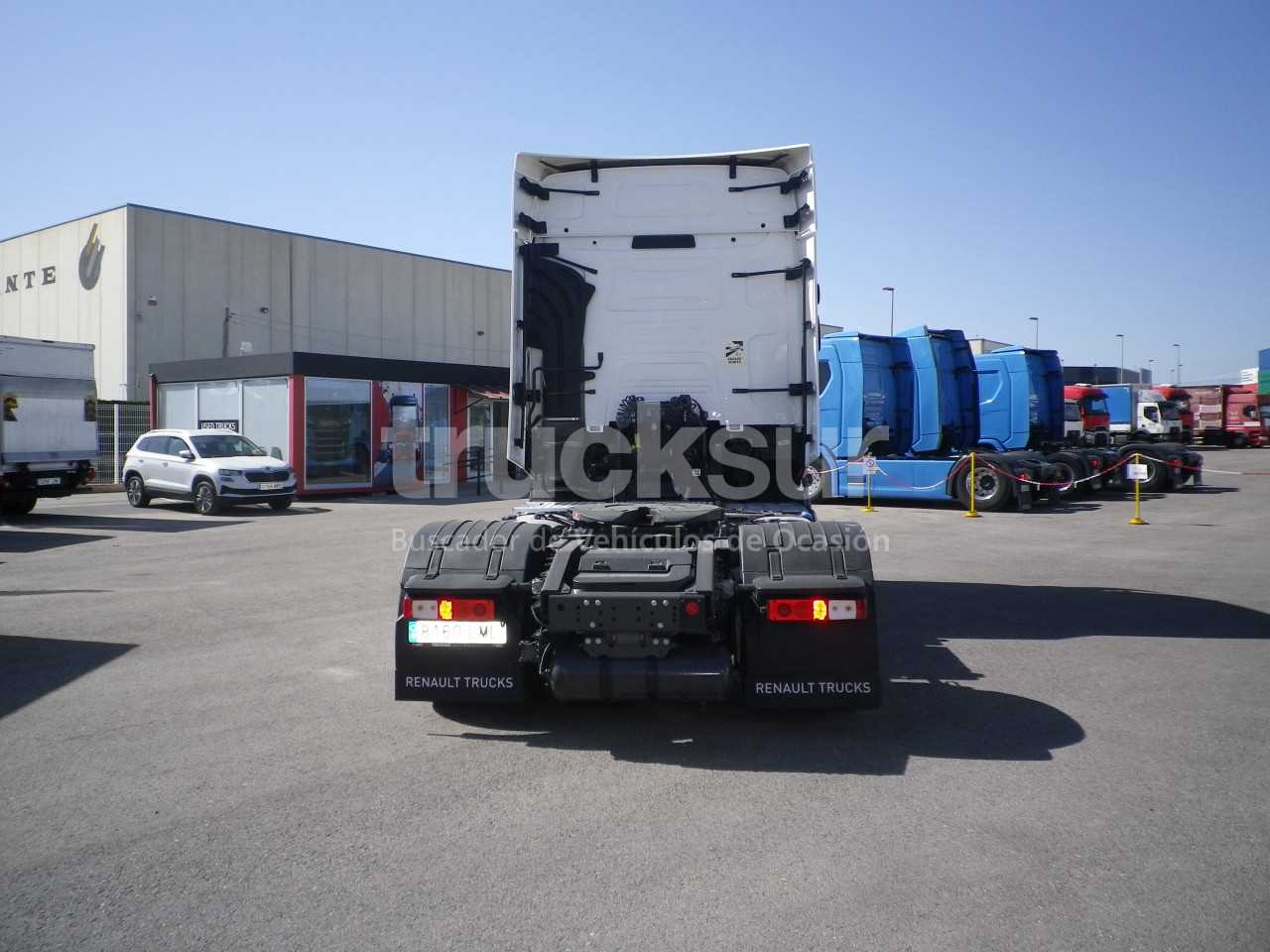 renault-t520-high-sleeper-cab-54