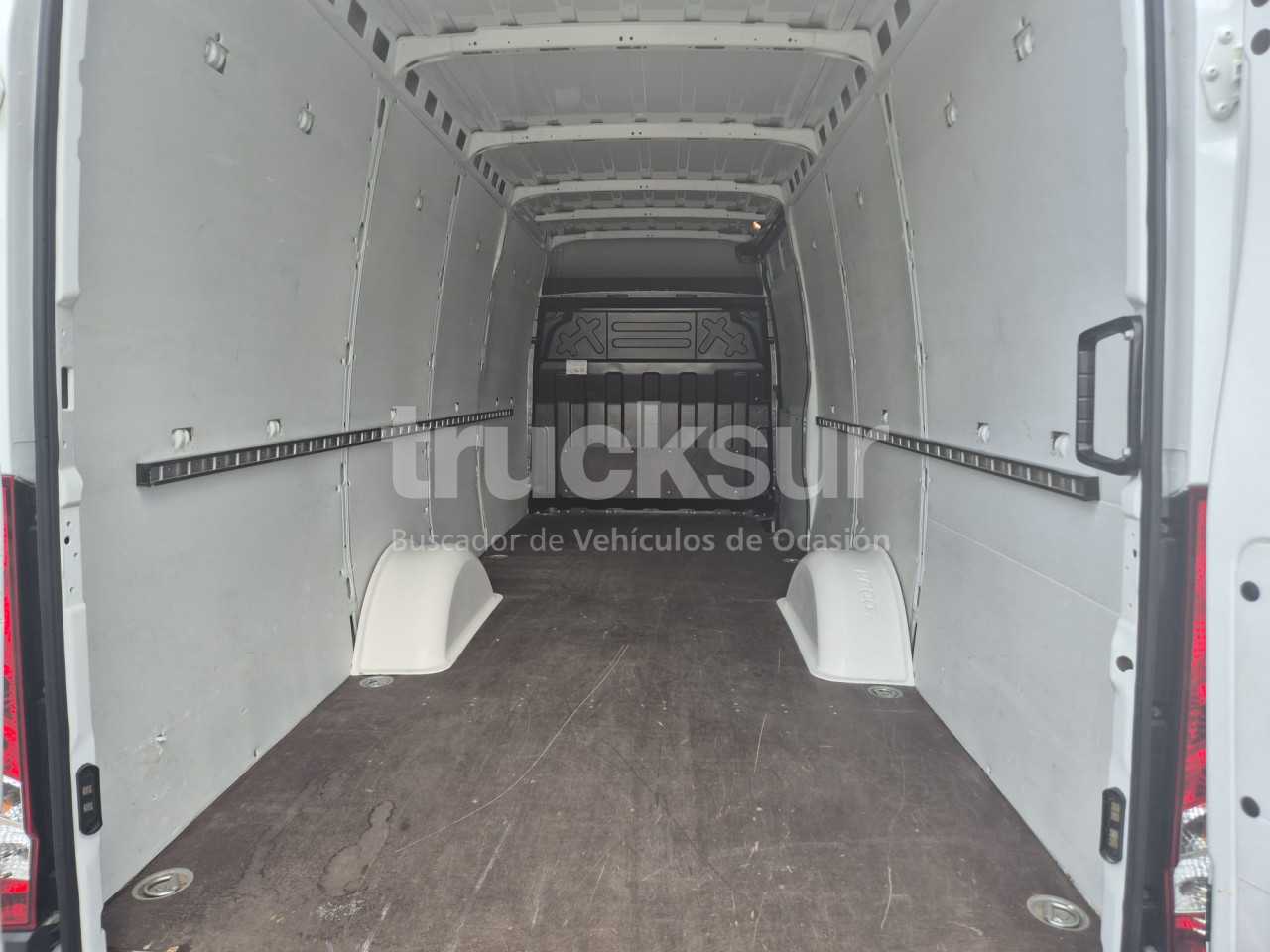 iveco-daily-35s16-f-16m3-1
