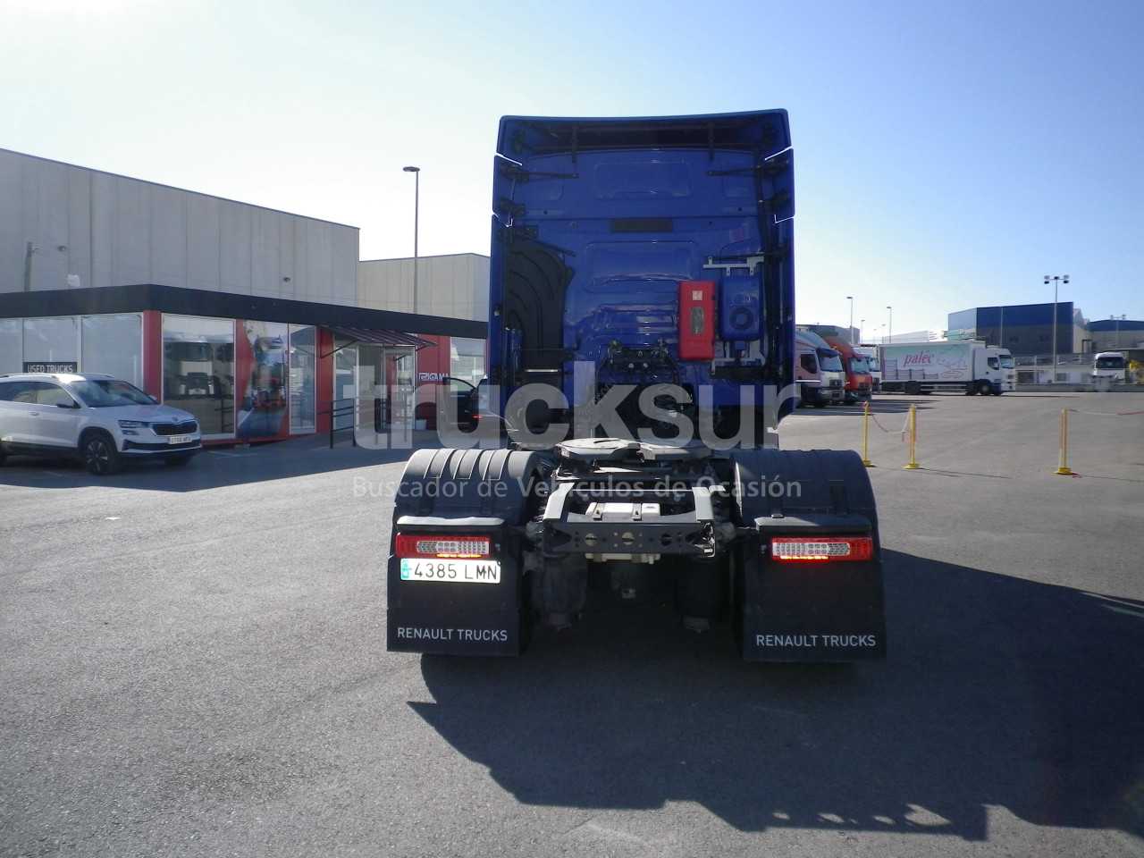 renault-t520sleeper-cab-1