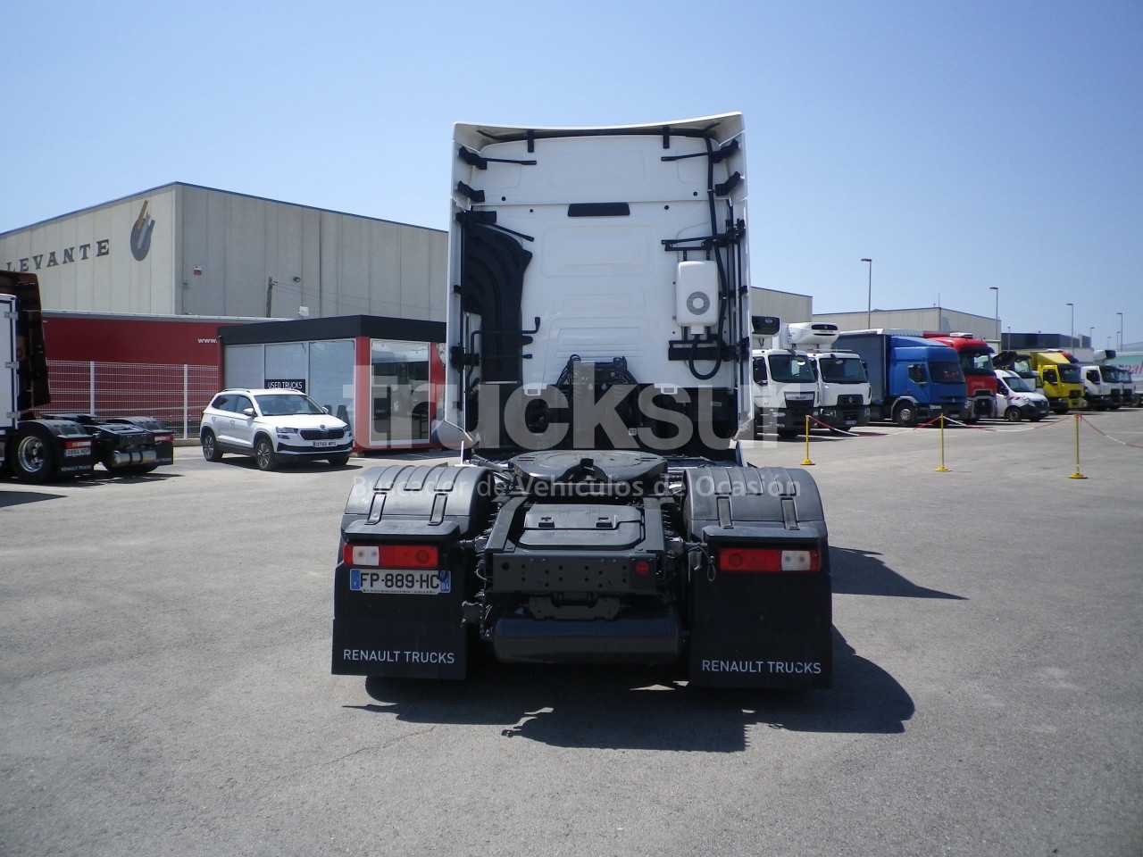 renault-t520-high-sleeper-cab-57