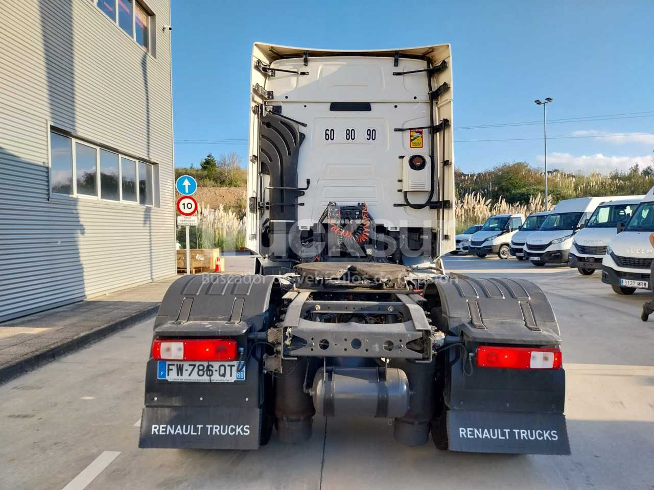 renault-t520-high-sleeper-cab-62