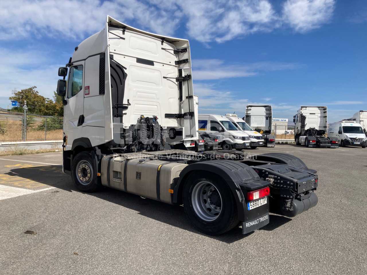 renault-t520-high-sleeper-cab-33