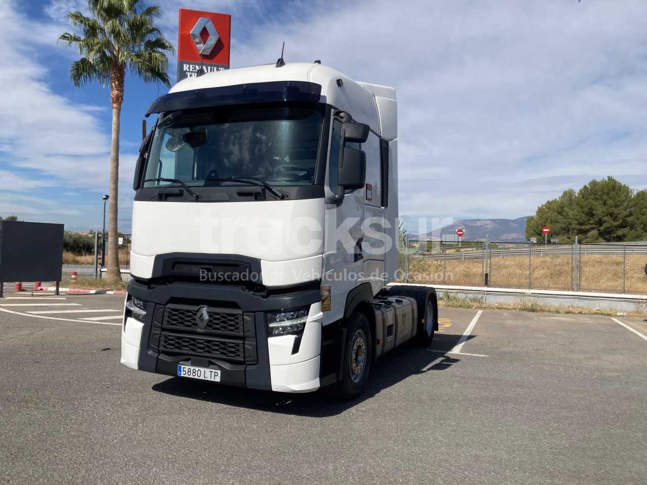 renault-t520-high-sleeper-cab-33