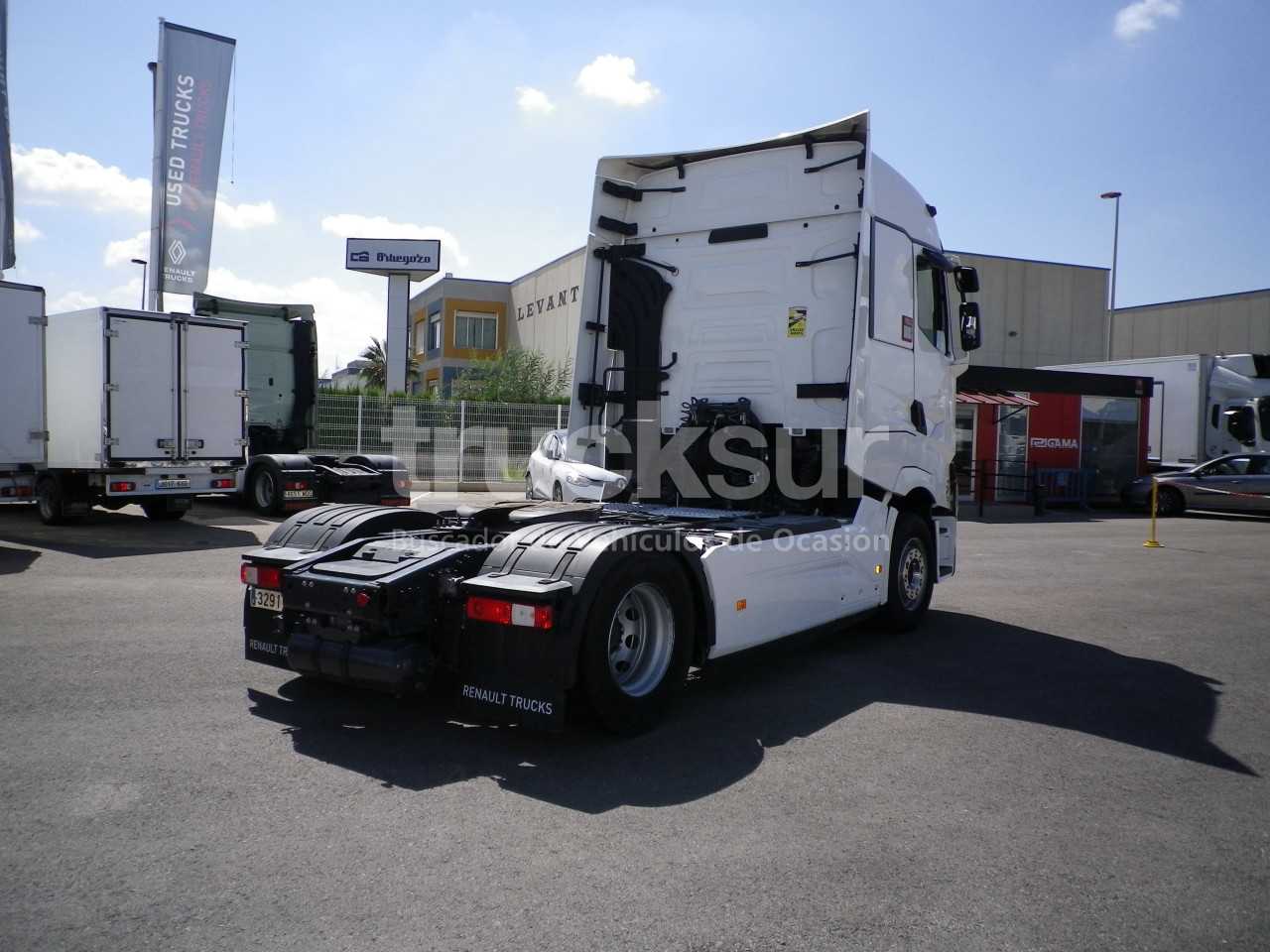 renault-t520-high-sleeper-cab-30