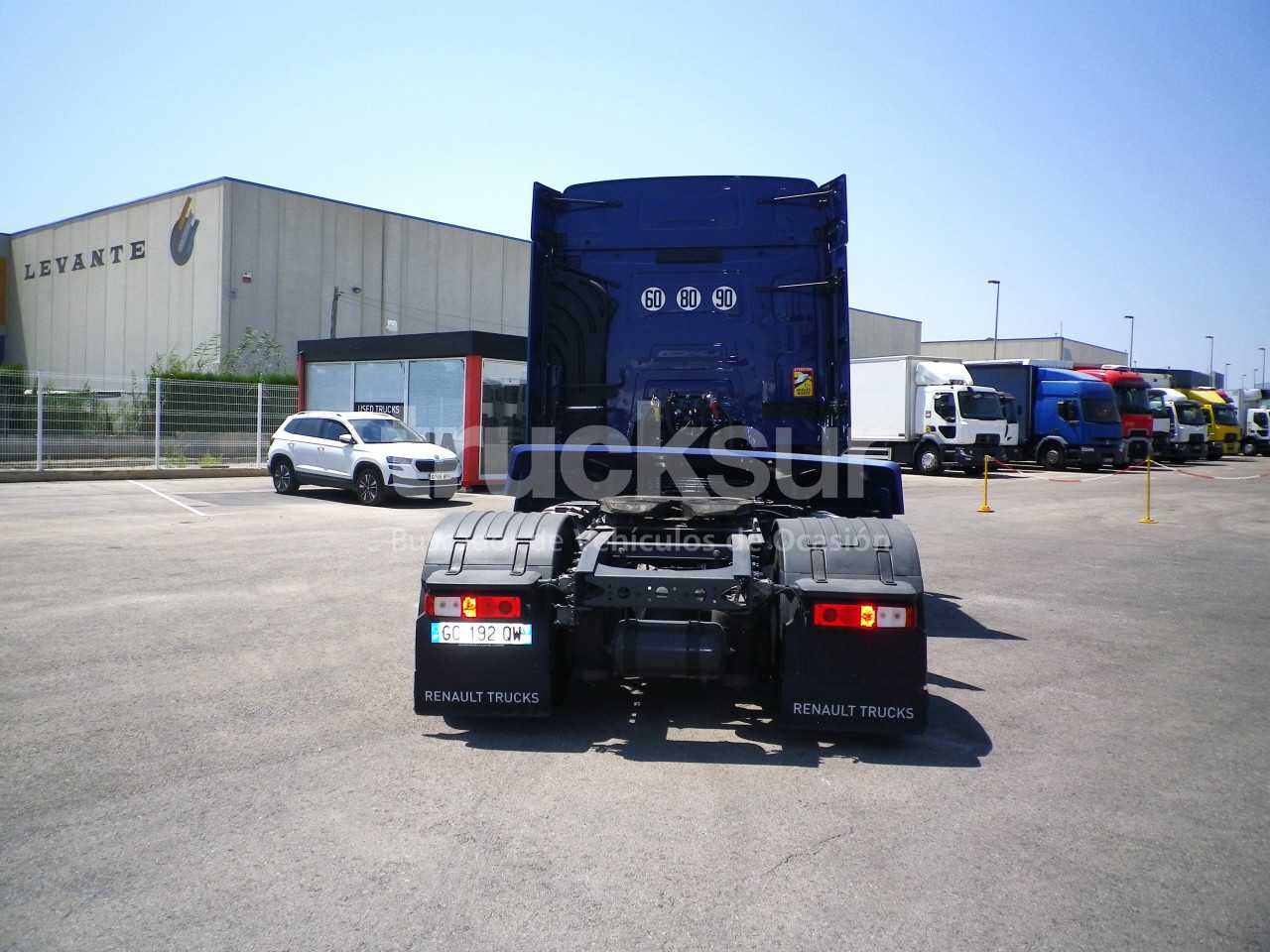 renault-t440-sleeper-cab-3