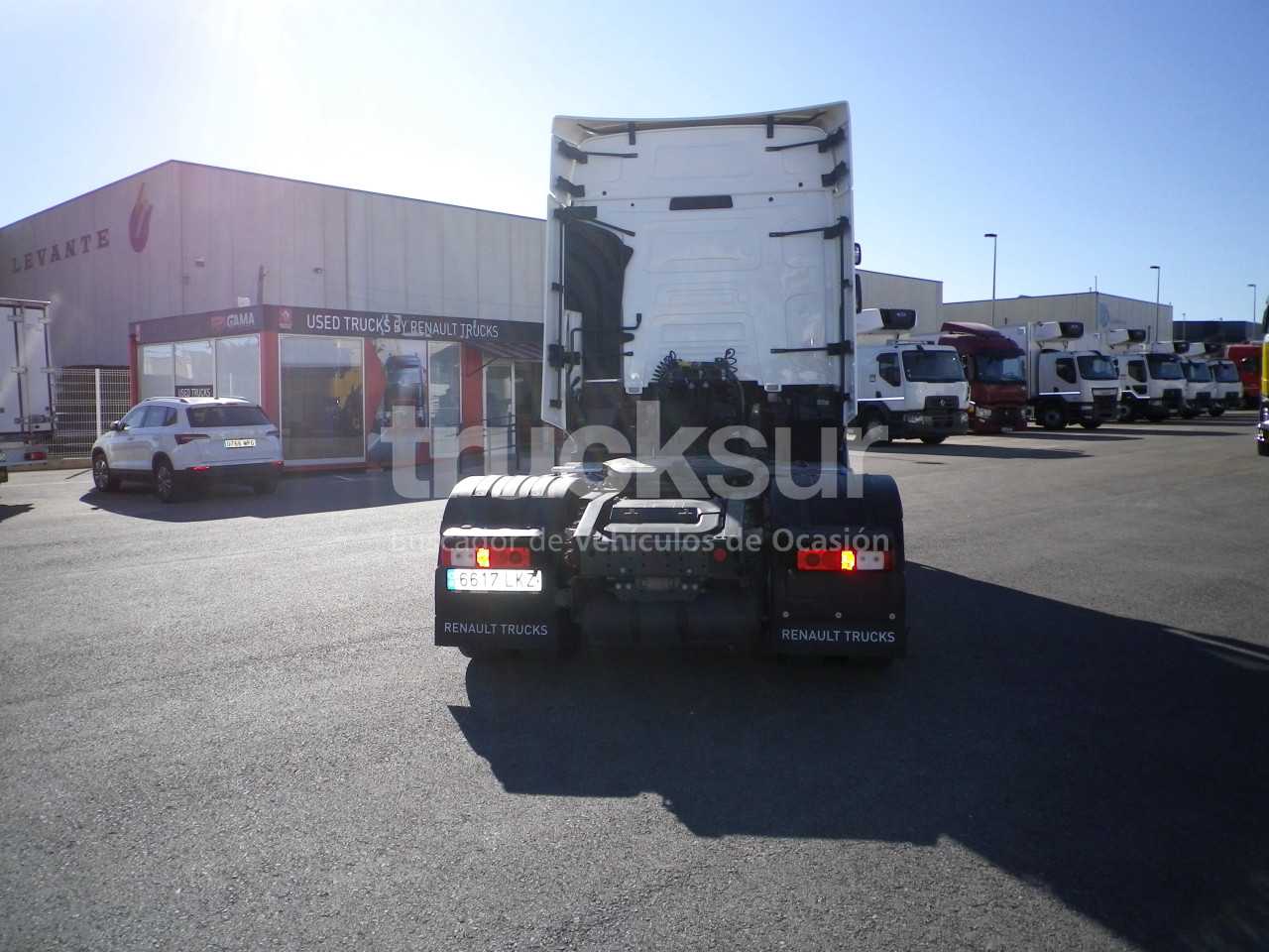 renault-t520-high-sleeper-cab-38