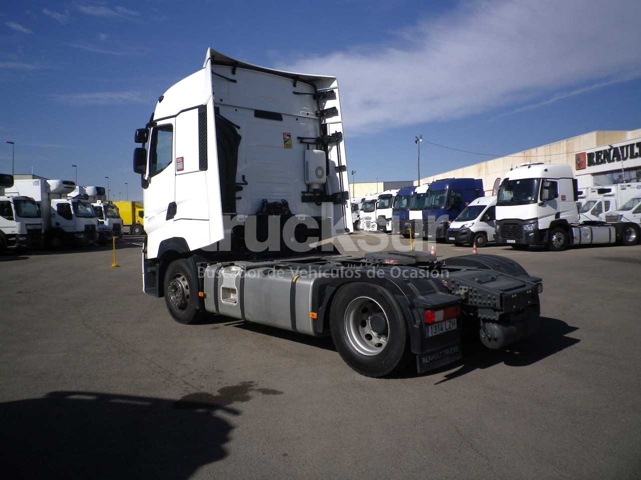 renault-t520-high-sleeper-cab-63