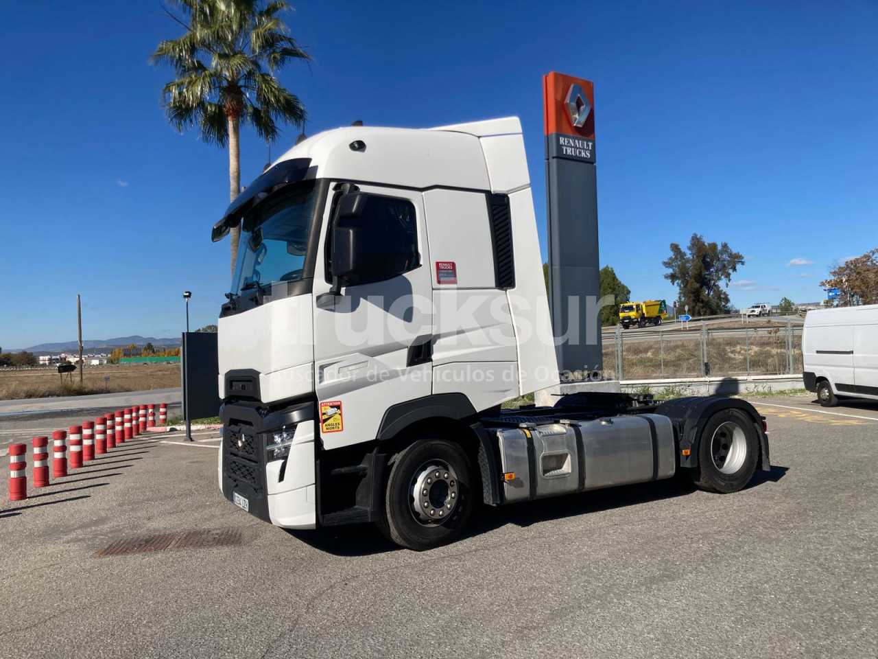 renault-t520-high-sleeper-cab-65