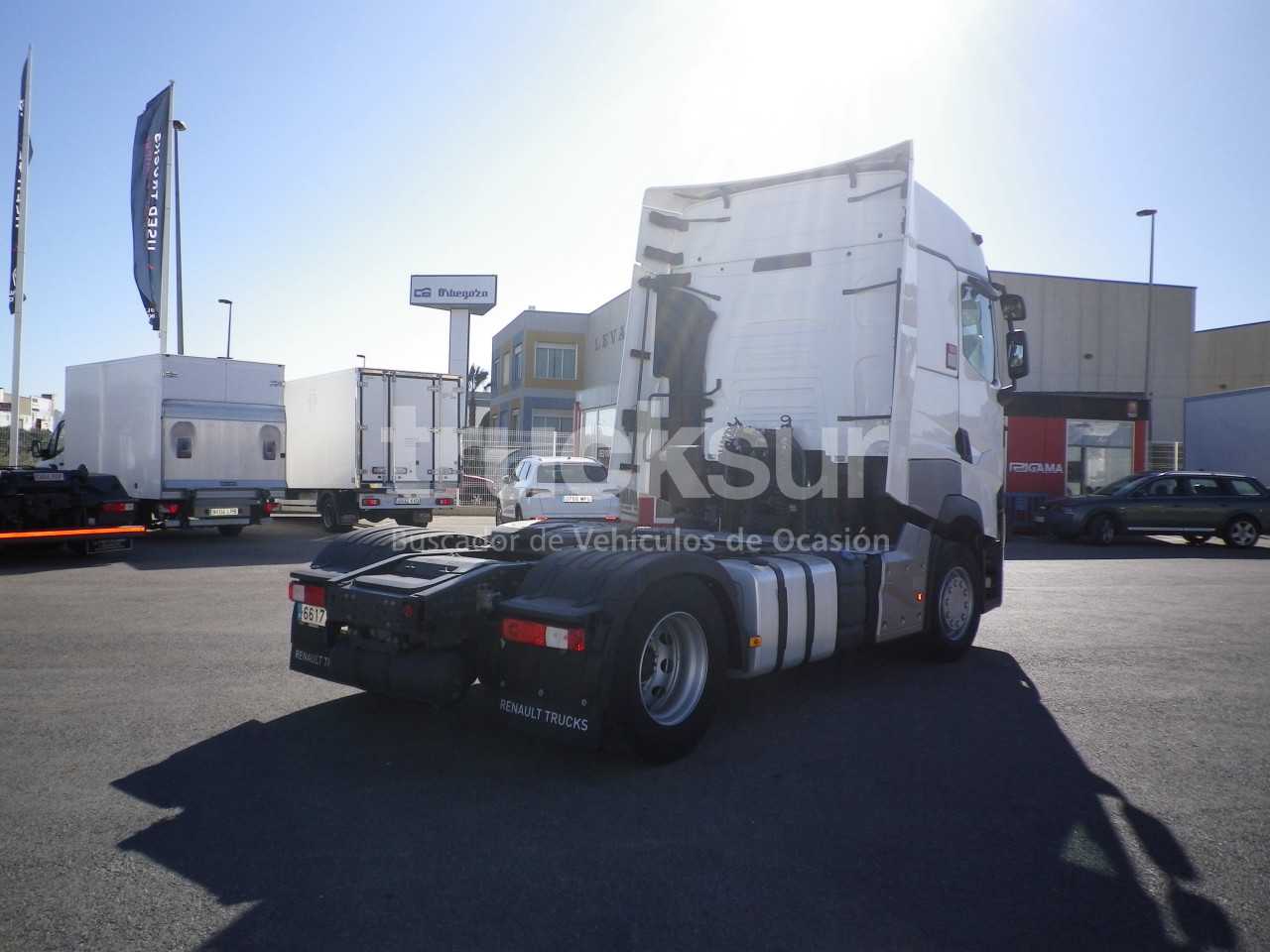 renault-t520-high-sleeper-cab-38