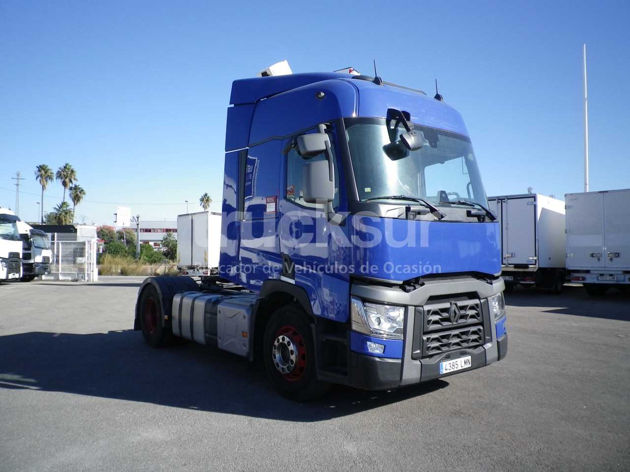 renault-t520sleeper-cab-1