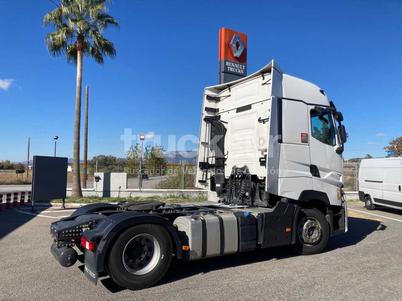 renault-t520-high-sleeper-cab-65