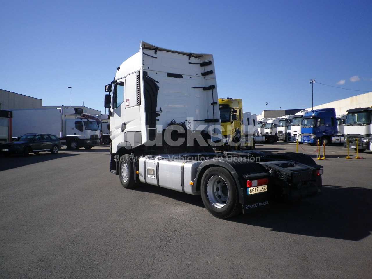 renault-t520-high-sleeper-cab-38