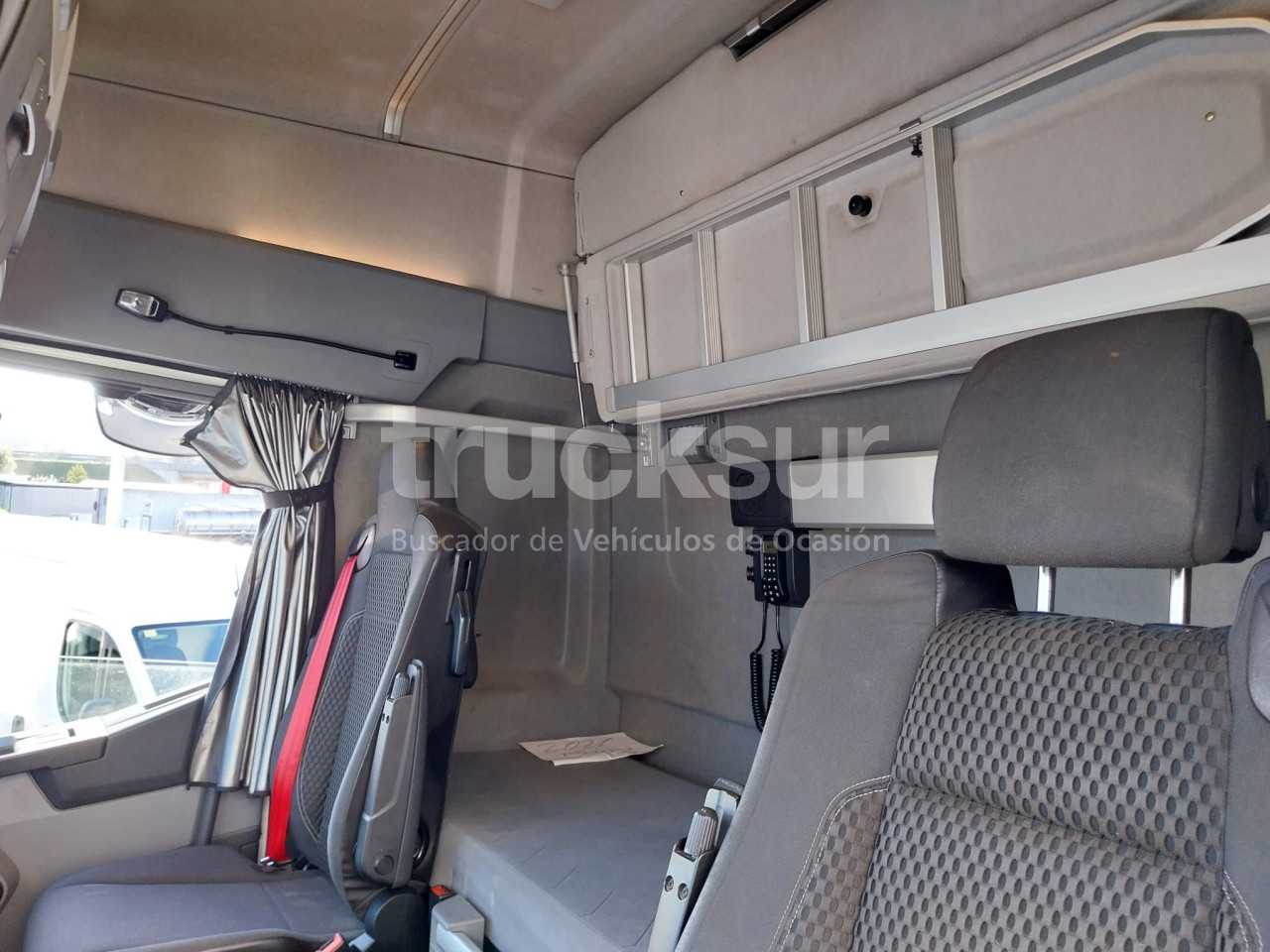 renault-t520-high-sleeper-cab-62