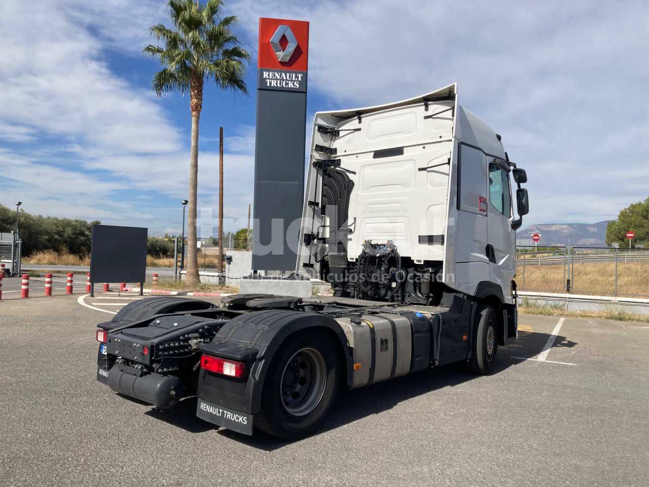 renault-t520-high-sleeper-cab-33